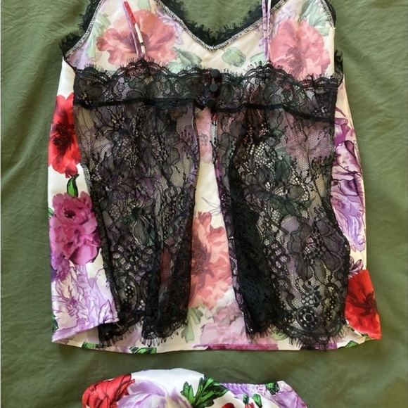 Victoria's Secret White Rose Floral 2 Piece Cami & Shorts Sz S - Picture 2 of 3